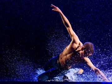 Шоу под дождём V. Признание в любви