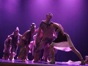 С грозными очами, с острым кулаком девушка-богатырь Кыыдаан