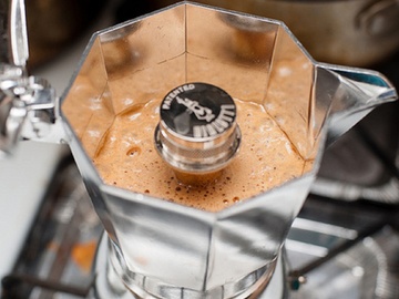 Приготовление кофе в гейзерной кофеварке