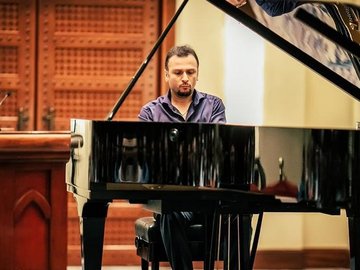 Онлайн-трансляция записи концерта Вазгена Вартаняна (фортепиано)